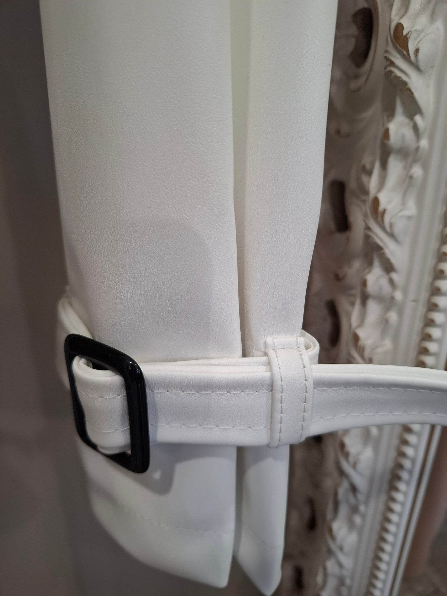 Giacca corta in ecopelle con cintura